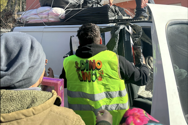 Çocuklar biraz gülsün diye, oyuncak dolusu araçlar deprem bölgesinde